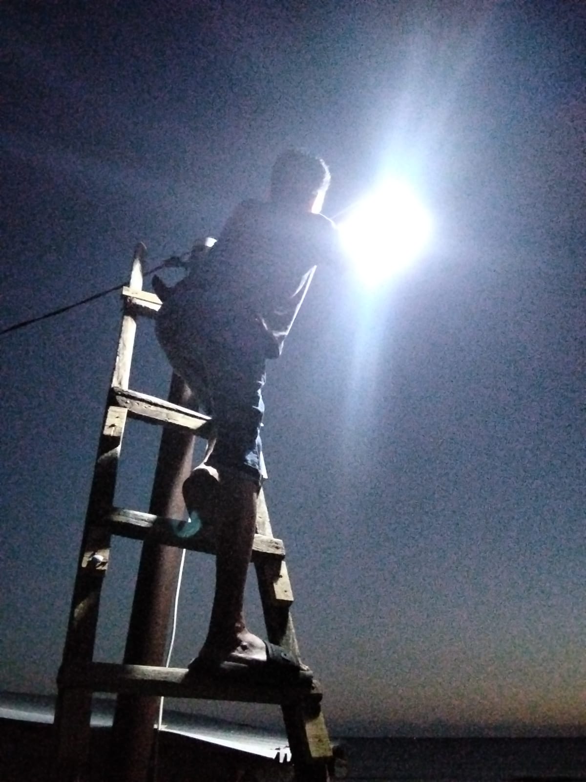 UJUNG LABBU MAKIN TERANG! Gotong Royong Warga Tak Kenal Lelah, Pemasangan Lampu Jalan Berlanjut Hingga Titik Kedua di Kawasan Pesisir
